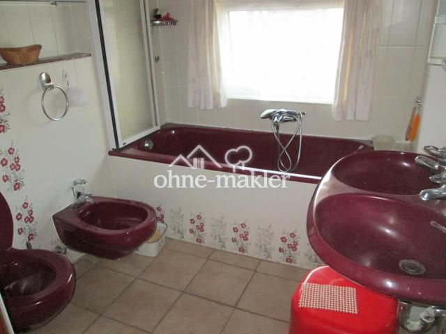 Vollbad, WC, 1. OG zur Straße