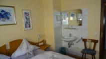 Hotelzimmer m. Waschbecken