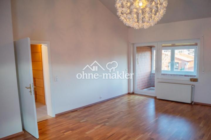 Zimmer mit verglastem Balkon