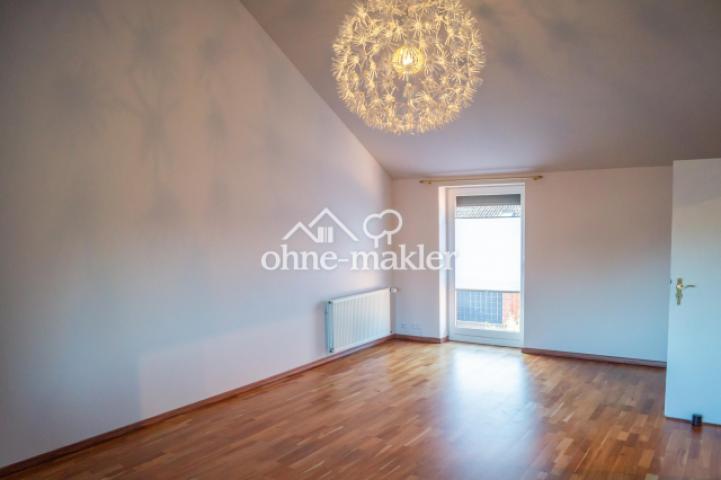 Zimmer mit verglastem Balkon