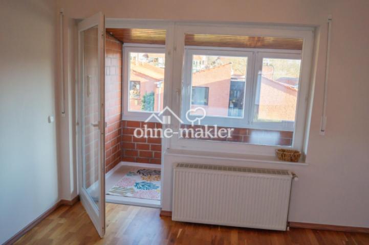 Zimmer mit verglastem Balkon