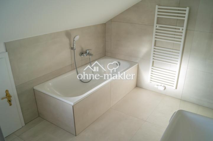 Modernes Bad mit Wanne Dusche