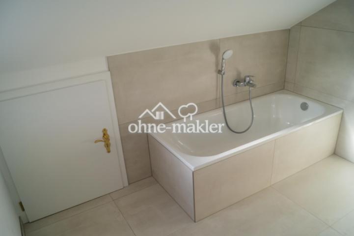 Modernes Bad mit Wanne Dusche