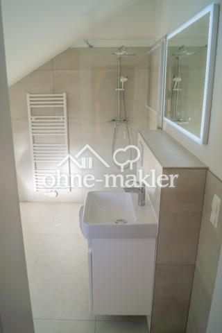Modernes Bad mit Wanne Dusche