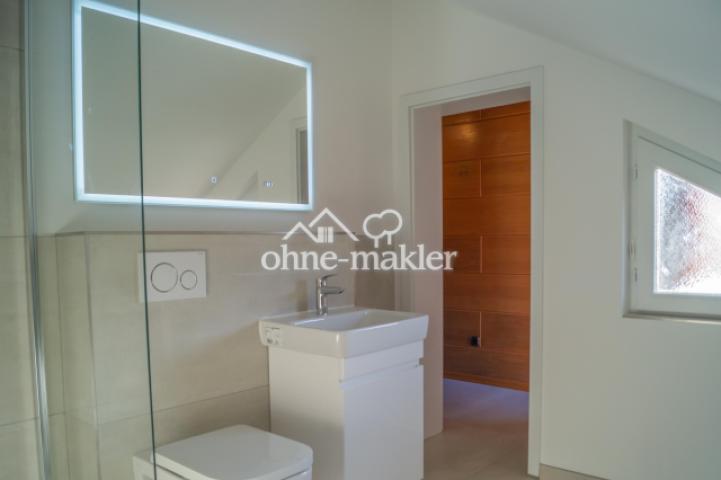 Modernes Bad mit Wanne Dusche
