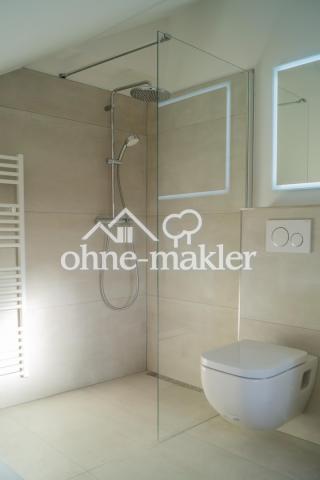 Modernes Bad mit Wanne Dusche
