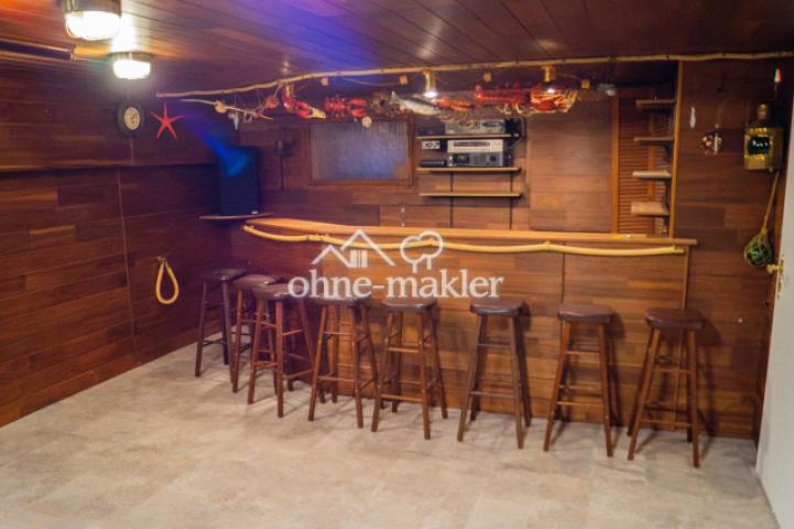 Maritimer Partykeller mit Bar