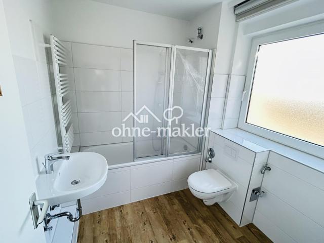 Badezimmer mit Badewanne 