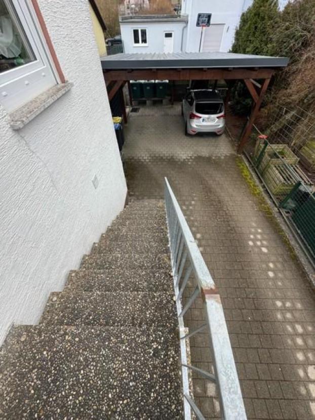 5 Treppe zum Carport