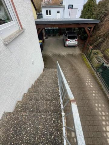 5 Treppe zum Carport