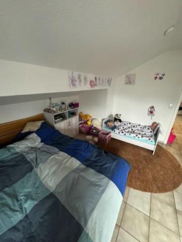20 Schlafzimmer mit Kinderbett