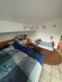 20 Schlafzimmer mit Kinderbett