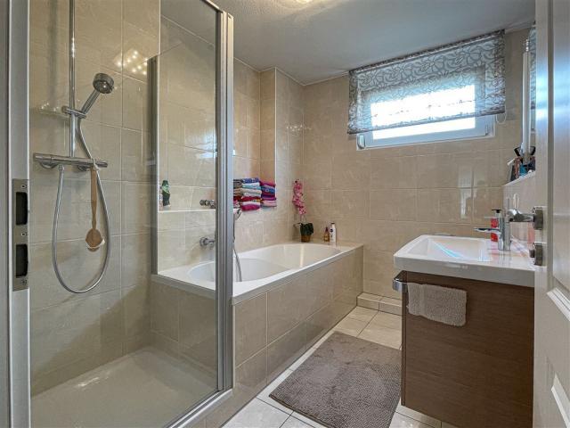 modernes Bad mit Wanne und Dusche