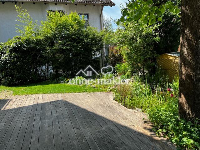 Garten mit Holzterrasse
