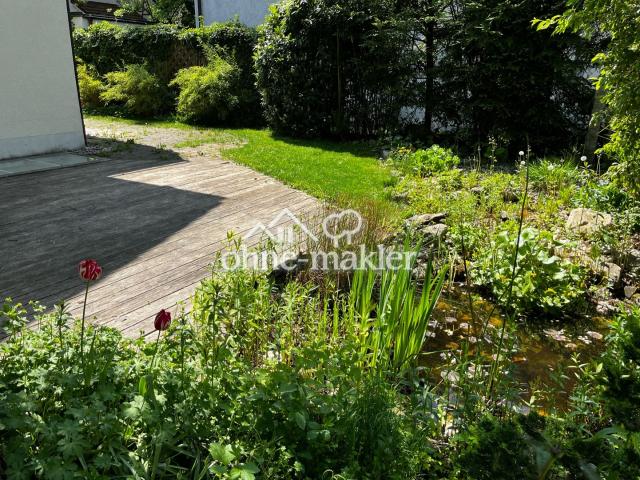 Garten mit Holzterrasse