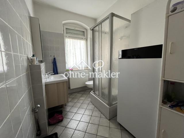 Bad mit Dusche und Heizung