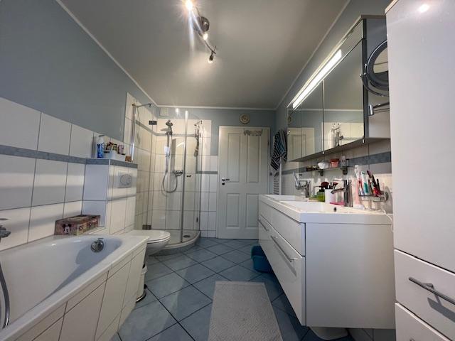 Badezimmer mit Fenster 