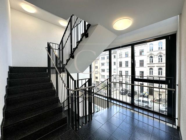 Treppenhaus mit Aufzug 