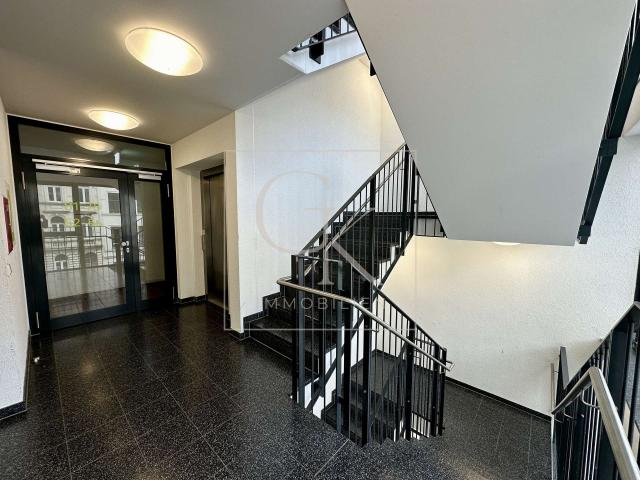 Treppenhaus mit Aufzug 
