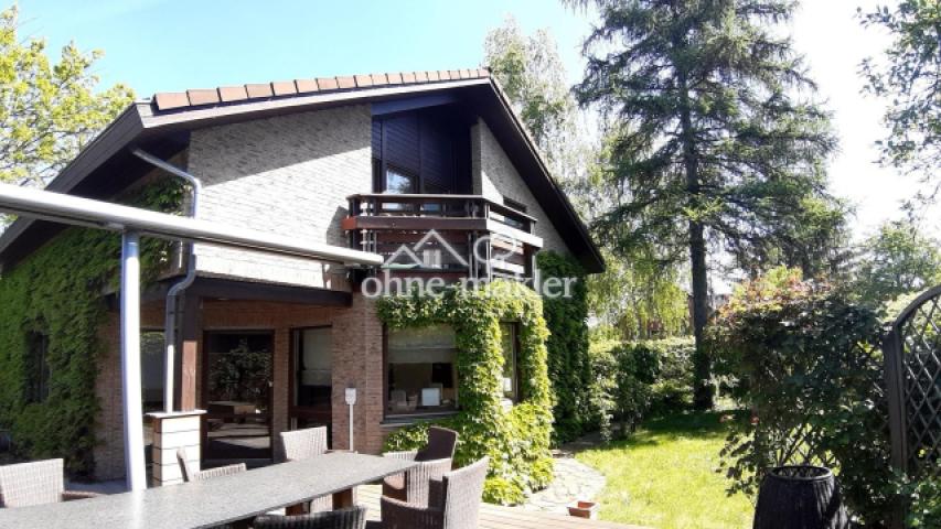 Hausansicht mit Terrasse