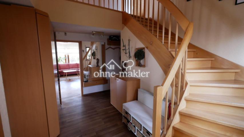 Eingangsbereich mit Holztreppe