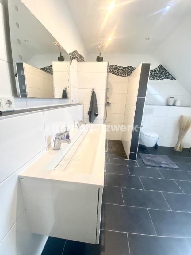 Bad Waschbecken und Dusche