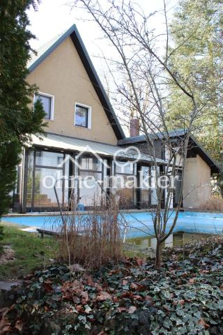 Terrasse mit Pool im Vordergru