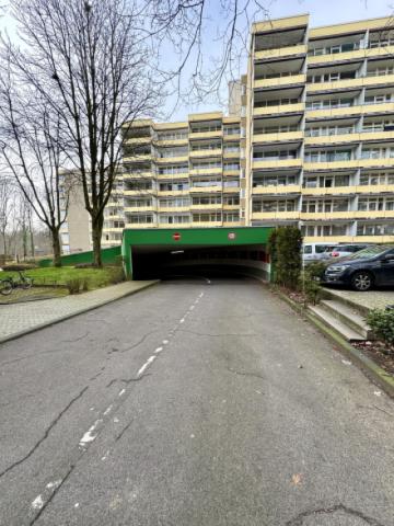 Objektansicht m. TG-Zufahrt