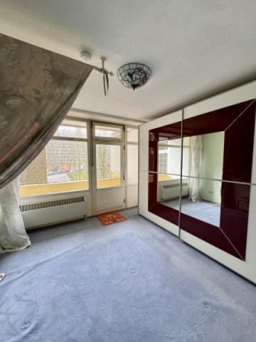 Schlafzimmeransicht mit Balkon