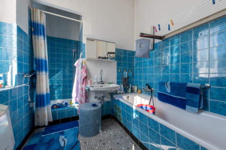 Ansicht Bad I mit Wanne und Dusche