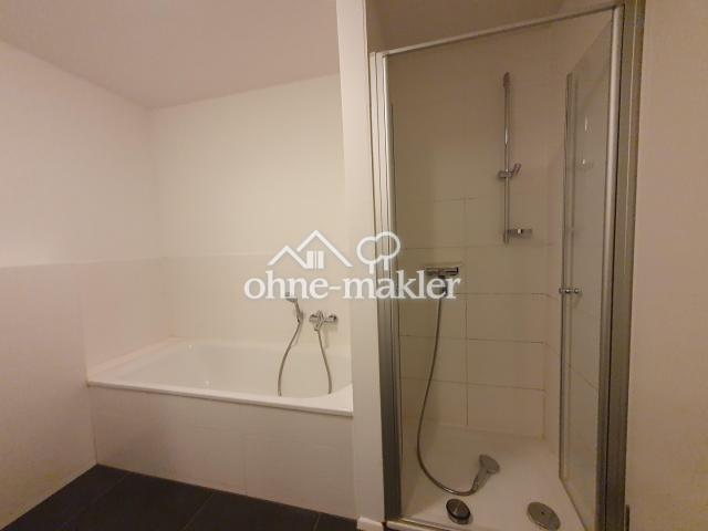 Badezimmer mit Duschkabine 