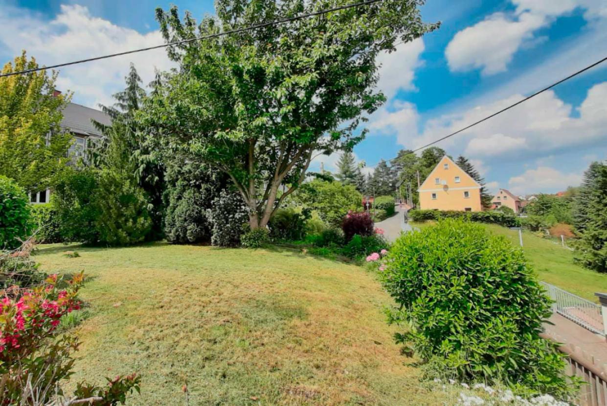 Strassenseite-Grundstueck