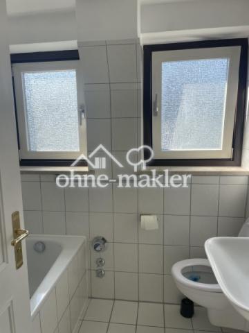 Badezimmer mit 2 Fenstern 