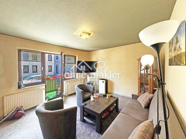 Wohnzimmer mit Fenster und Bal