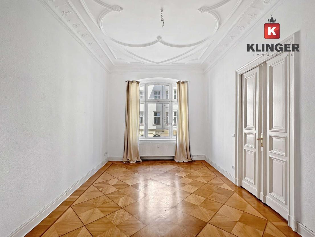 Wohnzimmer mit Kassetten-Parkettböden und Stuckdecken