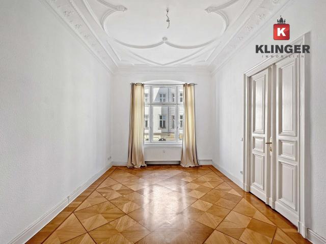 Wohnzimmer mit Kassetten-Parkettböden und Stuckdecken