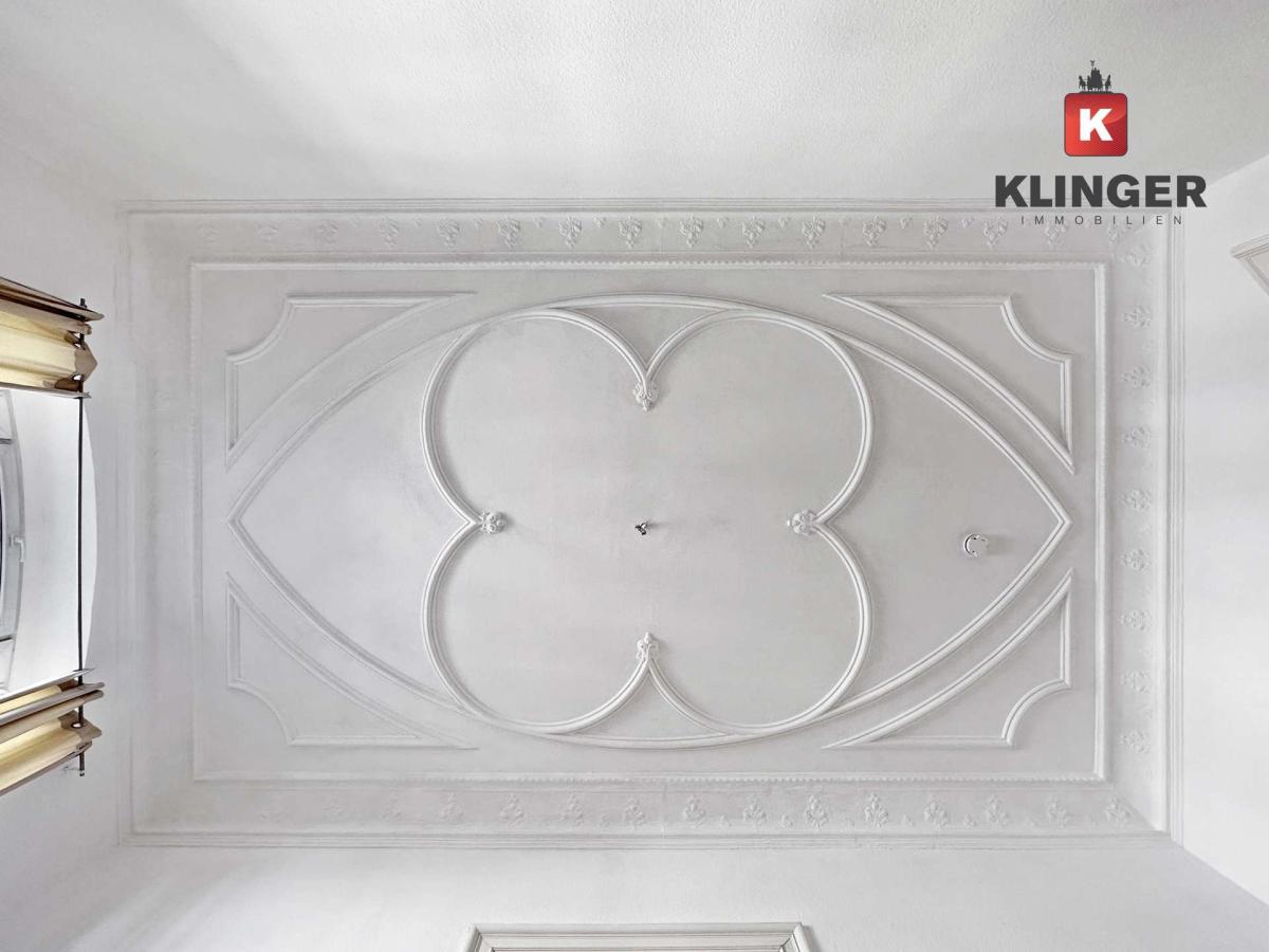 Stuckverzierungen im Wohnzimmer