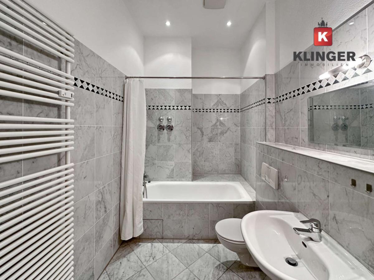 Badezimmer mit Fliesen aus Carrara-Marmor