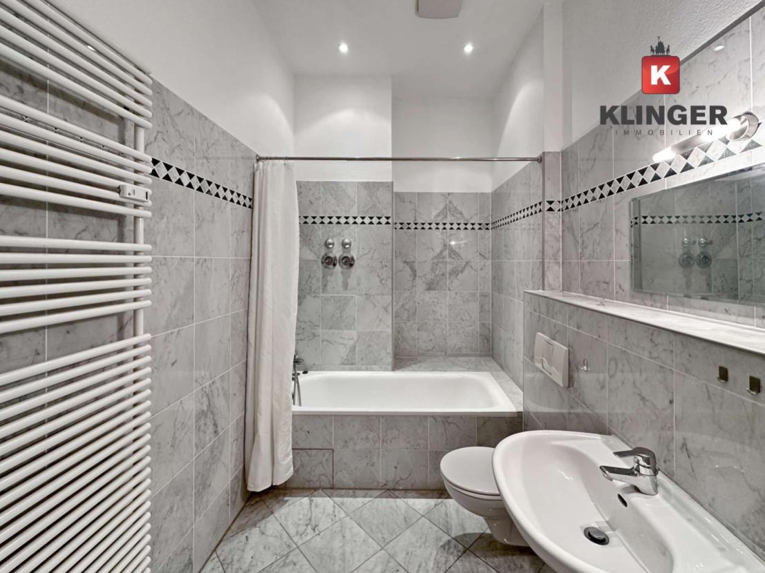 Badezimmer mit Fliesen aus Carrara-Marmor