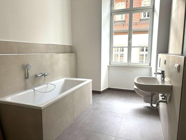 Badezimmer mit Dusche und Wanne