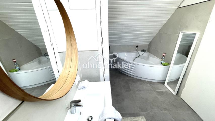Große Eckbadewanne