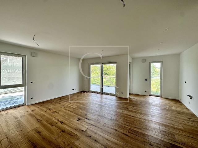 Wohn- und Essbereich mit offener Küche & Blick auf den Rhein