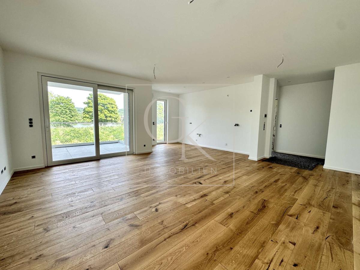 Wohn- und Essbereich mit offener Küche & Blick auf den Rhein