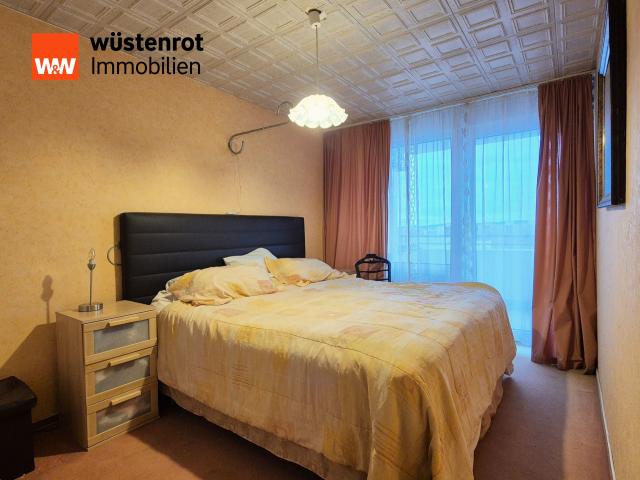 Schlafzimmer mit begehbaren Kleiderschrank