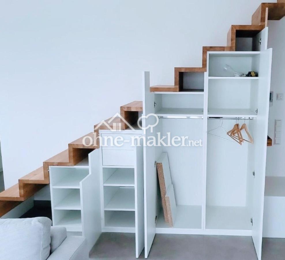 Schrank & Aufgang zur Galerie 