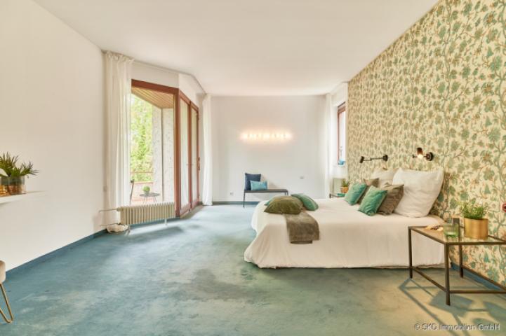 Das Elternschlafzimmer mit Balkon