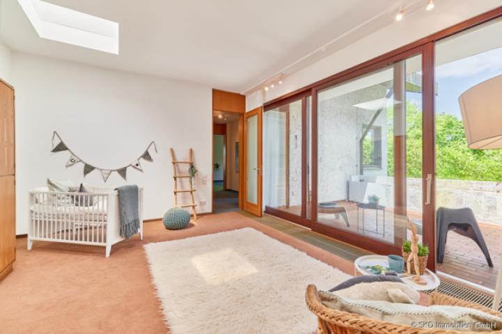 Ein weiteres Schlafzimmer mit Balkon