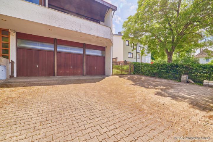 Neben den Garage die Stellplätze