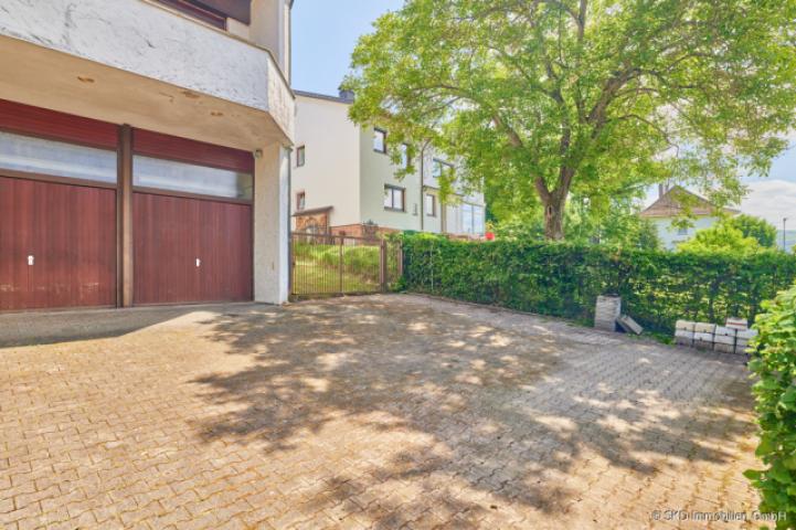 X-Neben der Garage die Stellplätze