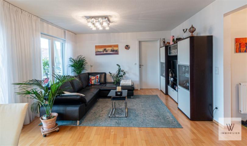 Wohnzimmer mit Blick zum Schlafzimmer
